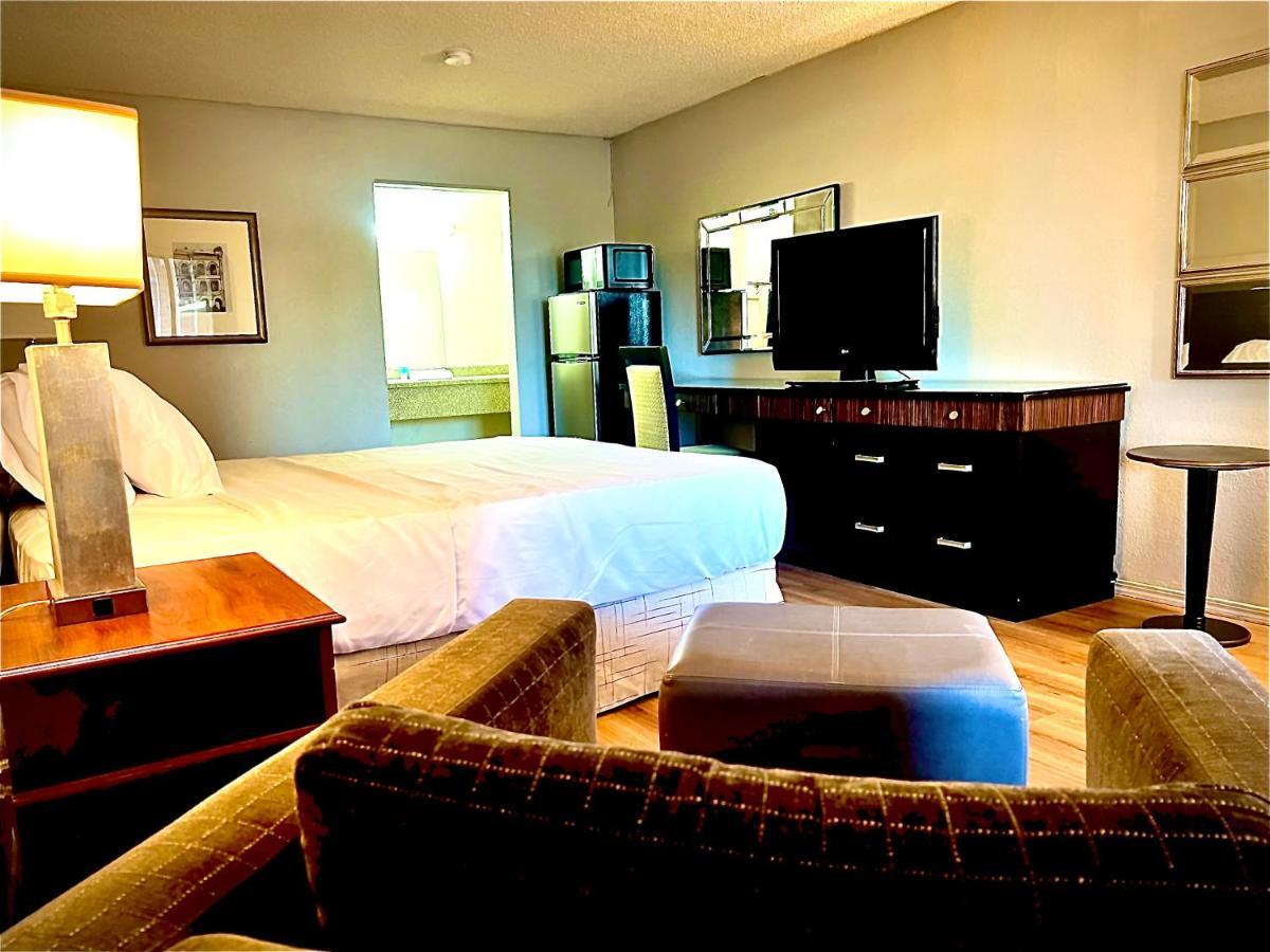 Economy Inn And Suites Tulsa Buitenkant foto