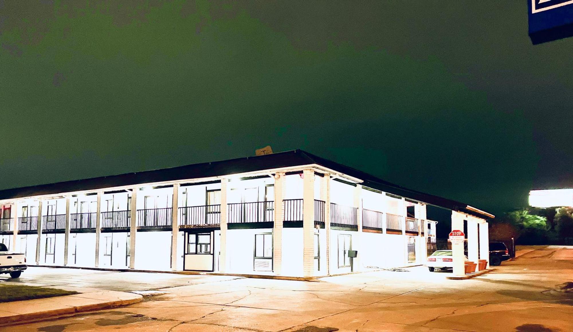 Economy Inn And Suites Tulsa Buitenkant foto